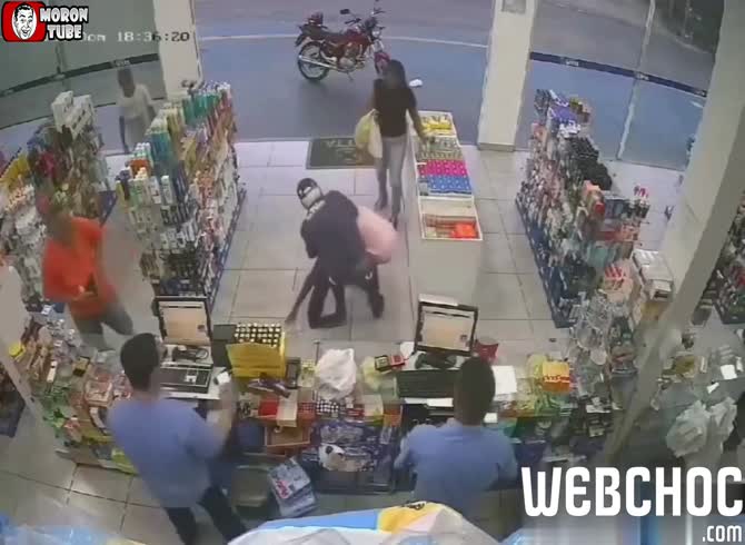 Video: When he sees a thief stealing his pocket, a granddad nukes him